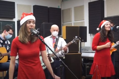 VIDEO: Rockin' around the Christmas tree u FER-ovoj izvedbi